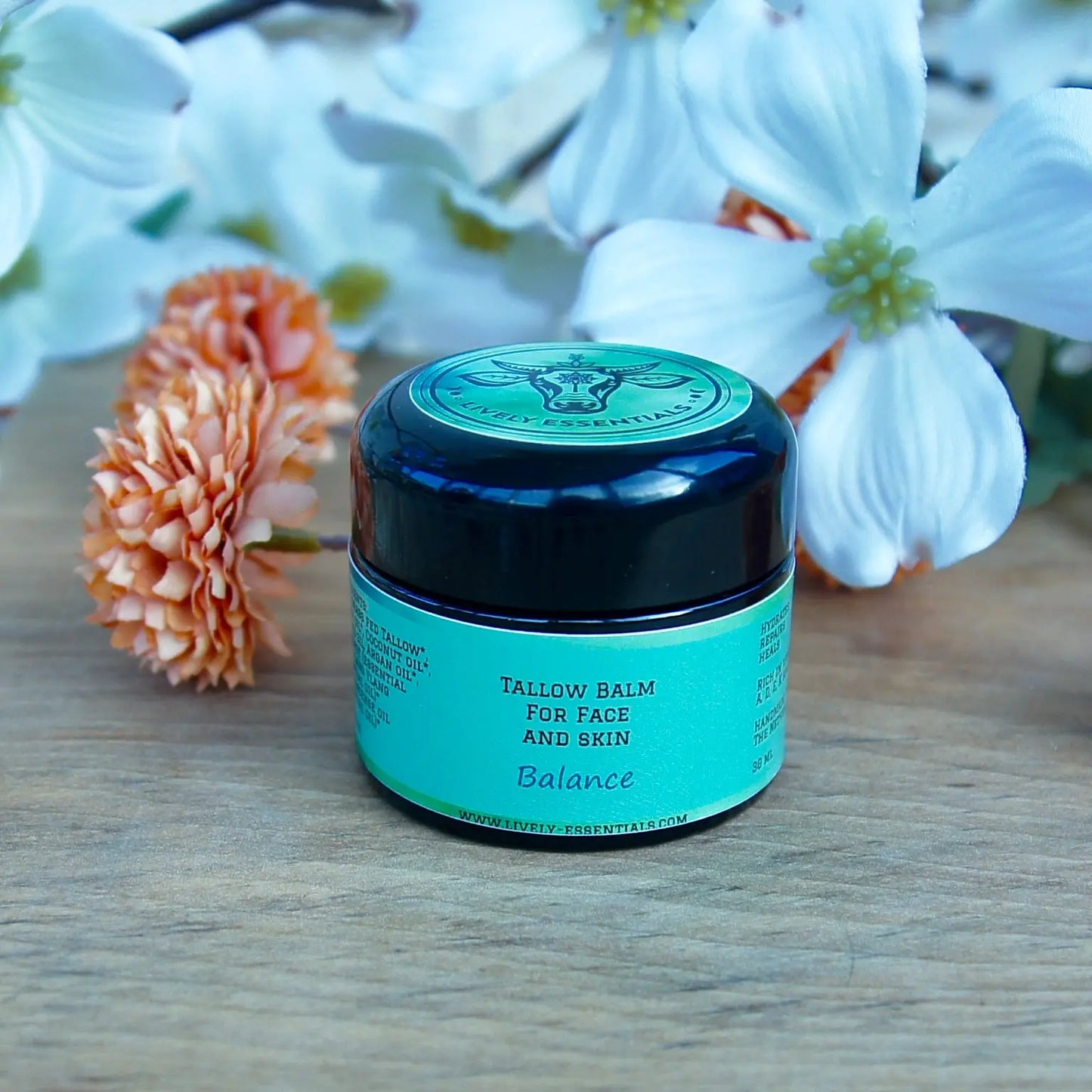 Tallow balm is een rijke creme vol met voedingsstoffen voor jouw huid. Verschillende olien zorgen voor: huid verjonging, huid reparatie, huid herstel, tegen littekens, tegen acne, bij een gevoelige huid, bij striae, huid verjonging, tegen huidveroudering