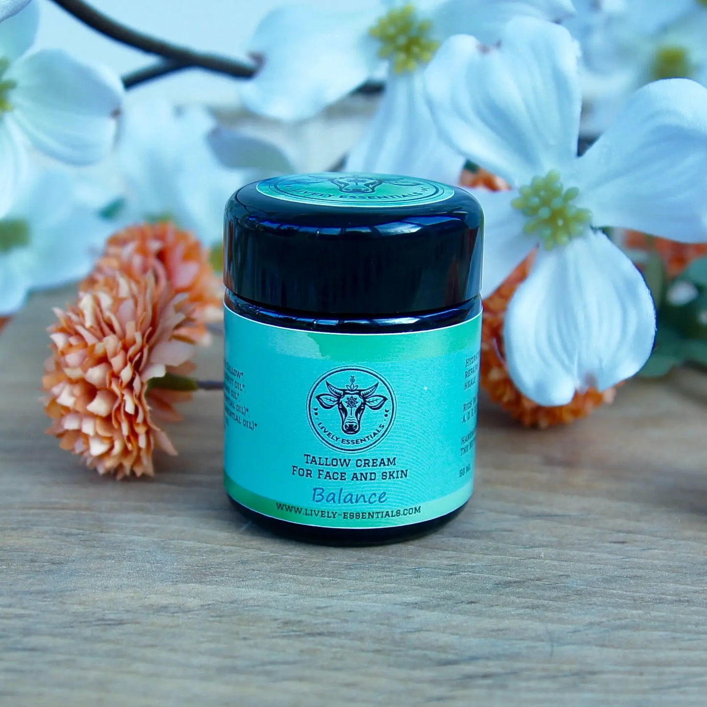Tallow balm is een rijke creme vol met voedingsstoffen voor jouw huid. Verschillende olien zorgen voor: huid verjonging, huid reparatie, huid herstel, tegen littekens, tegen acne, bij een gevoelige huid, bij striae, huid verjonging, tegen huidveroudering